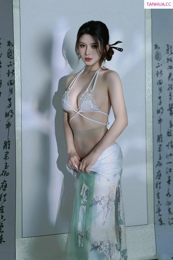   [XiuRen]高清写真图 2025.08.27 No.10694 阿依莎 浅色古风第37张图片